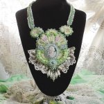 Collier plastron Anisse Haute-Couture brodé avec de la dentelle ancienne, cabochon résine portrait de femme.